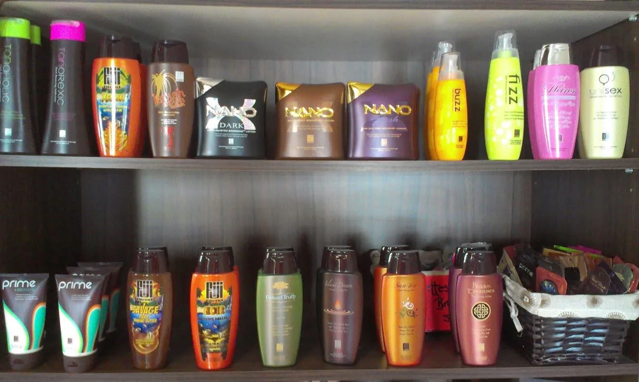 Deux tablettes garnies de flacons de lotions et d'accélérateurs de bronzage.