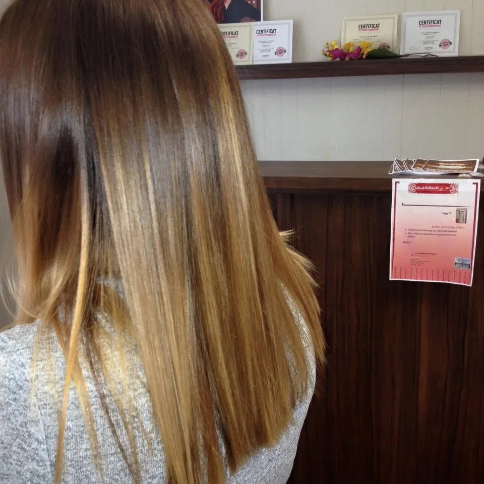 Un balayage blond réalisé à l'institut, longueurs droites.